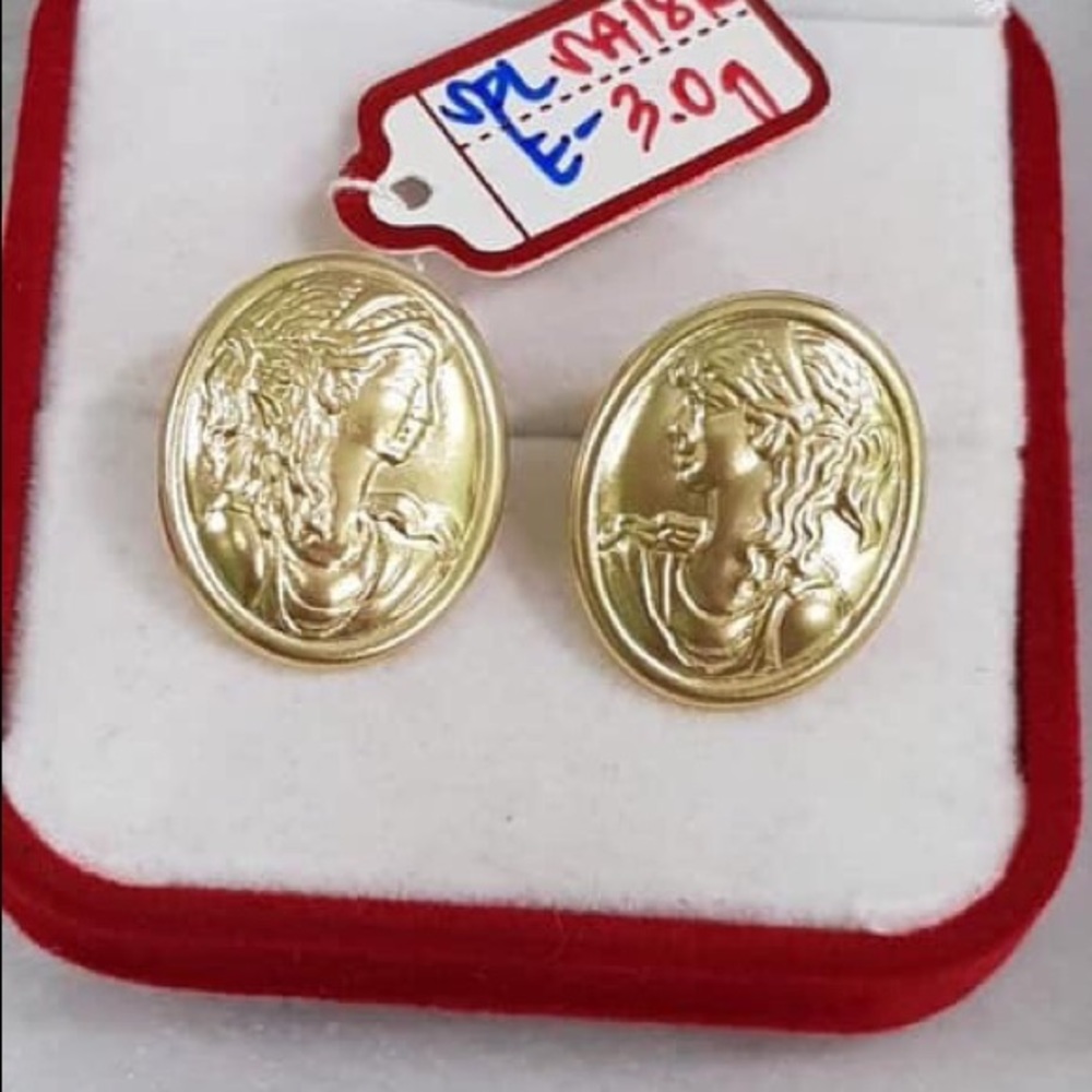 Cameo earring 18k gold